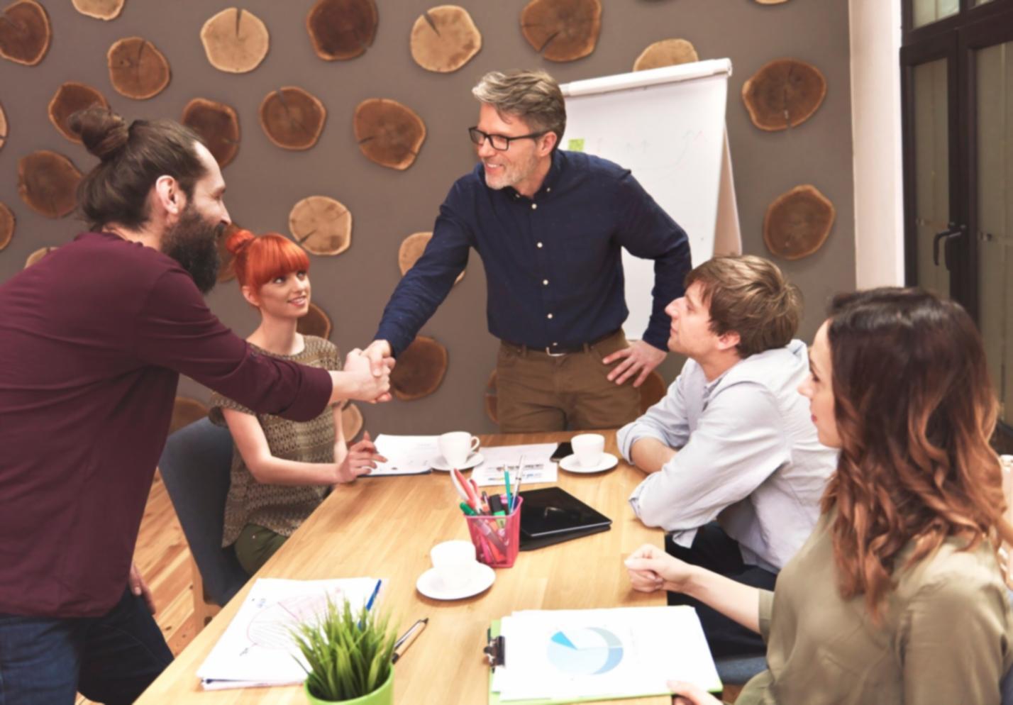 Person beim Erstellen eines Budgetplans